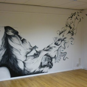 Kunstmaleri på veggen i rommet