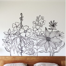 Een eenvoudige muur met een patroon in de slaapkamer versieren