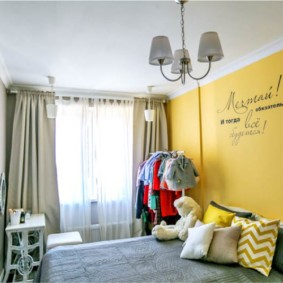 De inscriptie op de gele muur in de slaapkamer