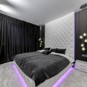 Svarta gardiner i det moderna sovrummet