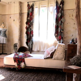 Originale gardiner i soveværelset i en bylejlighed