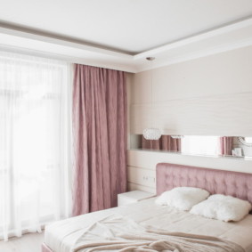 Rózsaszín függöny egy lány hálószobájában