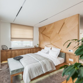 Dekorovaná drevená obložená stena v spálni