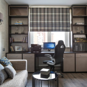 Skrivbord istället för fönsterbrädan i lägenheten