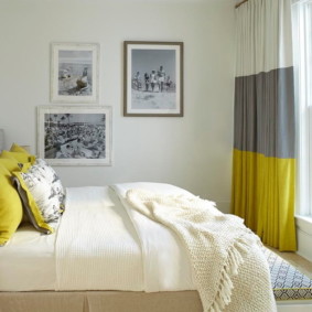 Kombinerade gardiner i ett litet sovrum