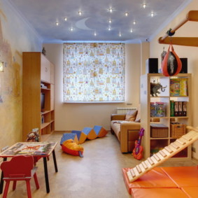 Enrotlla brillant persiana a l'habitació dels nens