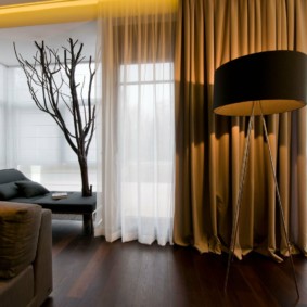 Hnedé záclony v interiéri obývacej izby