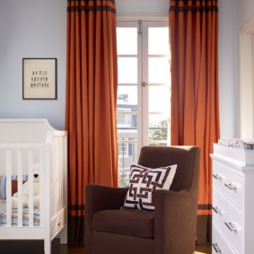 Orange gardiner i en modern lägenhet