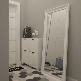 Oglindă de podea într-un cadru alb