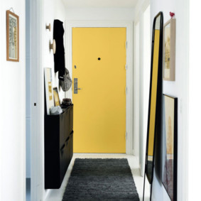 Ușă galbenă la capătul unui coridor îngust