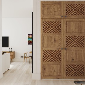 Uși din dulap din lemn pe hol