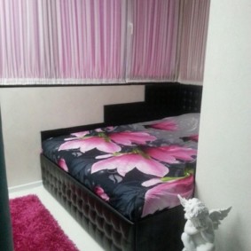 Bunga yang terang di atas katil