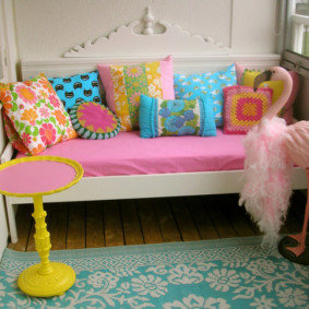 Różowa tapicerowana sofa
