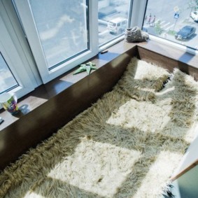 Szőrme ágytakaró az erkély padlóján