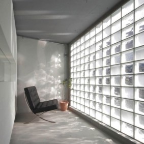 Lite rom i minimalistisk stil