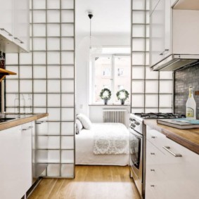 Divu rindu virtuve studijas tipa dzīvoklī
