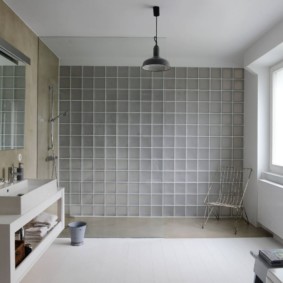 Plašas vannas istabas interjers ar logu sienā