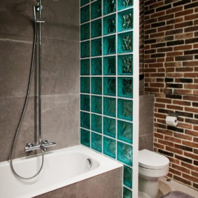 Glass partition in the combined bathroom