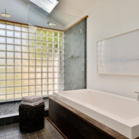 White rectangular bathtub
