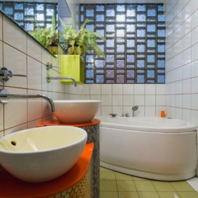 Orange color in the interior of the bathroom