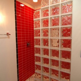 Црвена плочица на зиду купатила