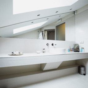 Long countertop in combined bathroom