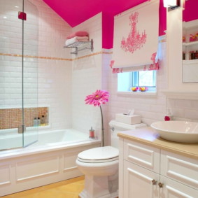 Rozā griesti vannas istabā