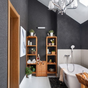 Pelēkas modernas vannas istabas sienas