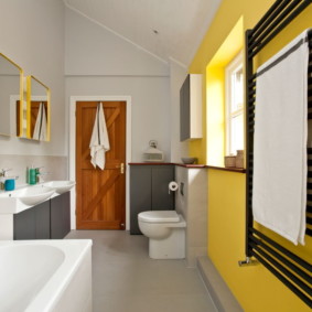 Vannas istabas dizains dzeltenā un baltā krāsā