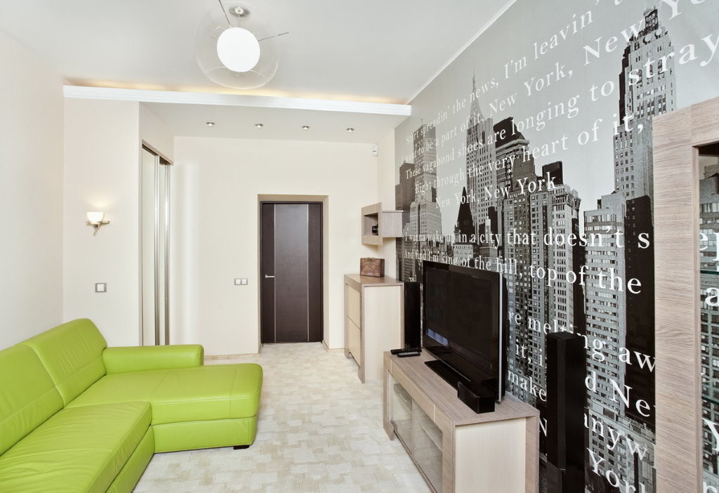 Habitació estreta amb paper pintat fotogràfic a la paret