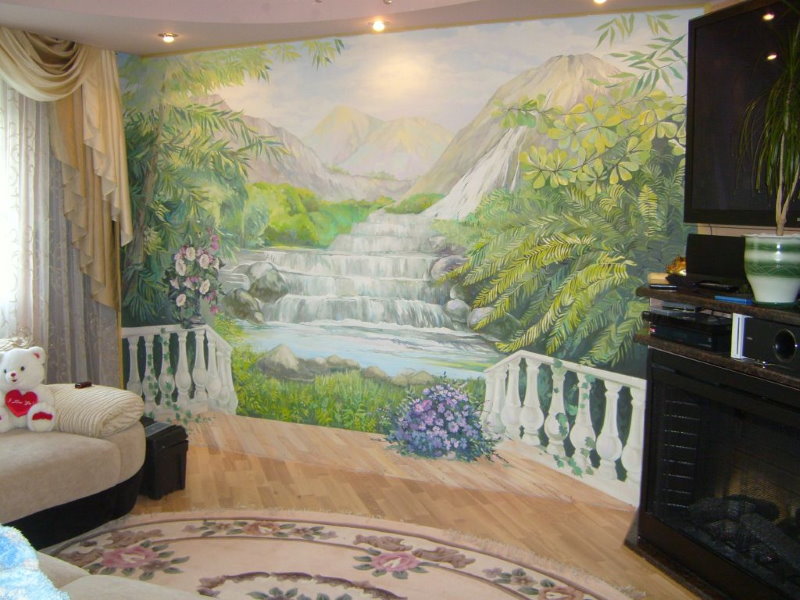 Cascata disegnata sul muro della sala in un appartamento con due camere da letto