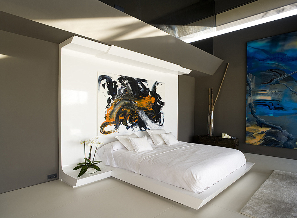 Design av ett modernt högteknologiskt sovrum med målningar