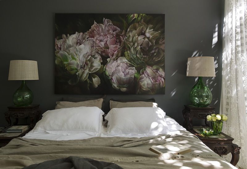 Slika s velikim cvjetovima preko glave kreveta