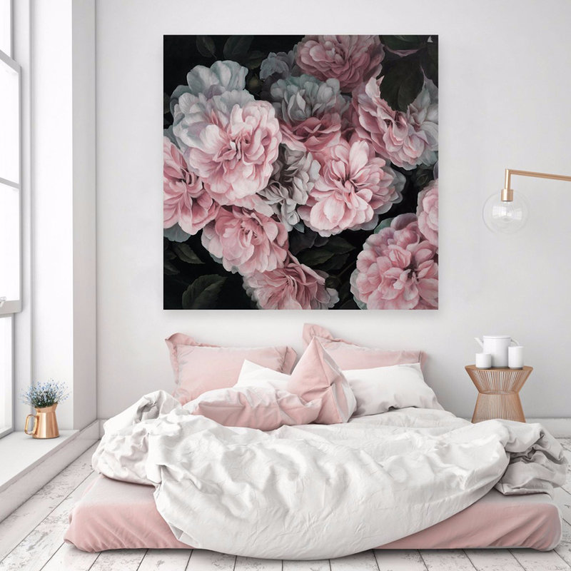 Bujorii flori într-o imagine într-un dormitor