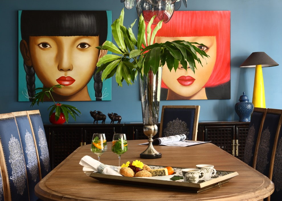 Világos festmények a lakás konyhájának falán