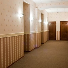 papel de parede combinado no corredor do interior do apartamento