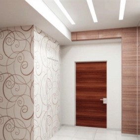 papel de parede combinado no corredor do apartamento tipos de decoração