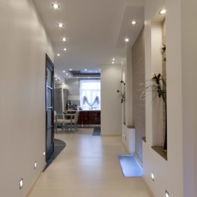 gang met gipsplaten plafond interieur