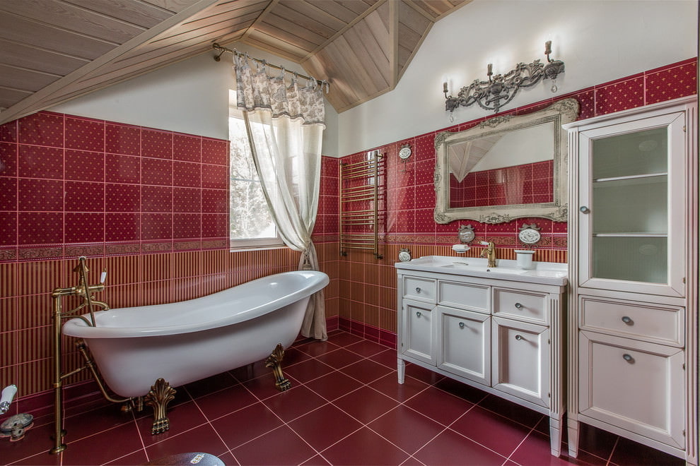 Sarkanā flīze mansarda vannas istabas interjerā