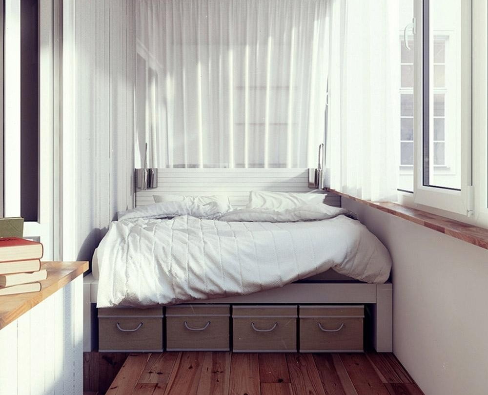 Łóżko na ogrzewanej loggii w mieszkaniu dwupokojowym