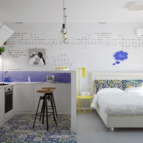 Balta ķieģeļu siena studijas tipa dzīvoklī