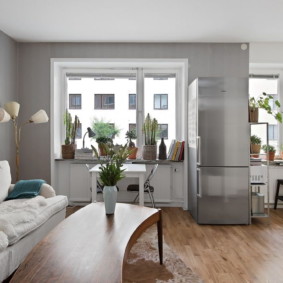 Pereți gri deschis într-un apartament cu panou