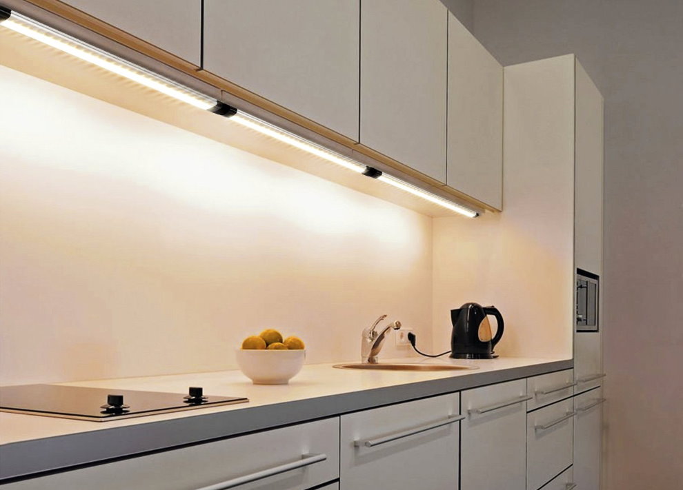 Werkbladen met led-achtergrondverlichting in een moderne keuken