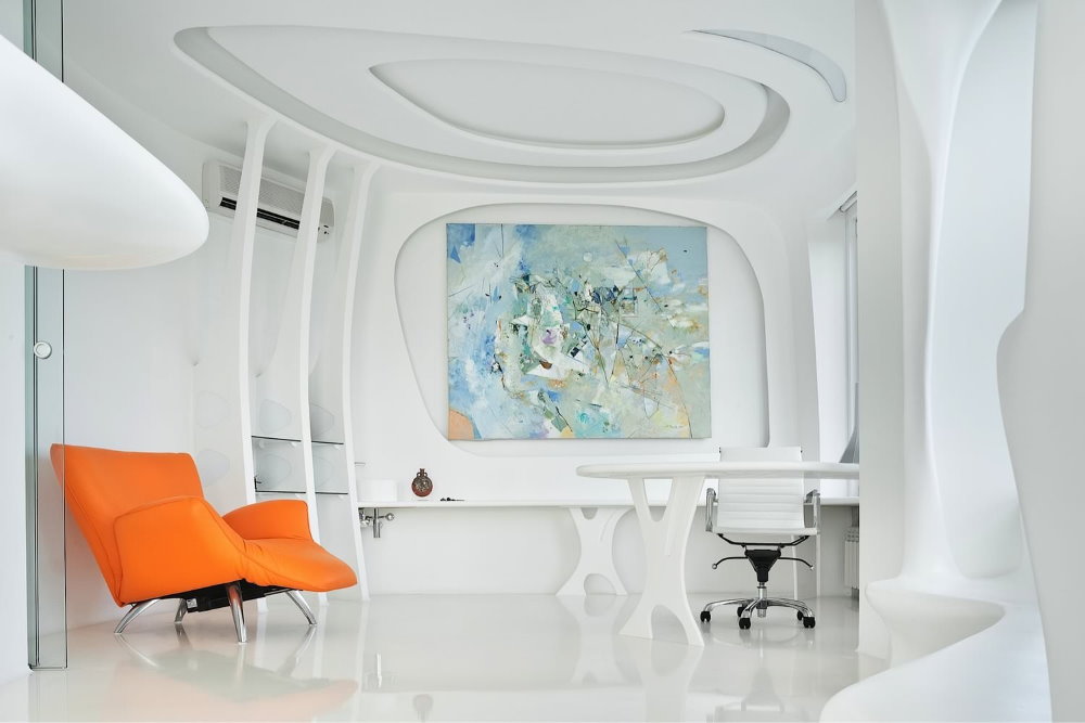 Ghế bành màu cam trong phòng trắng công nghệ cao