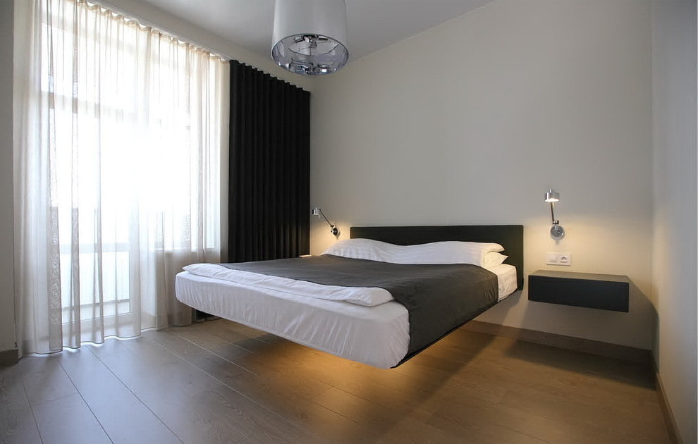 Кревет без ногу у унутрашњости модерне спаваће собе