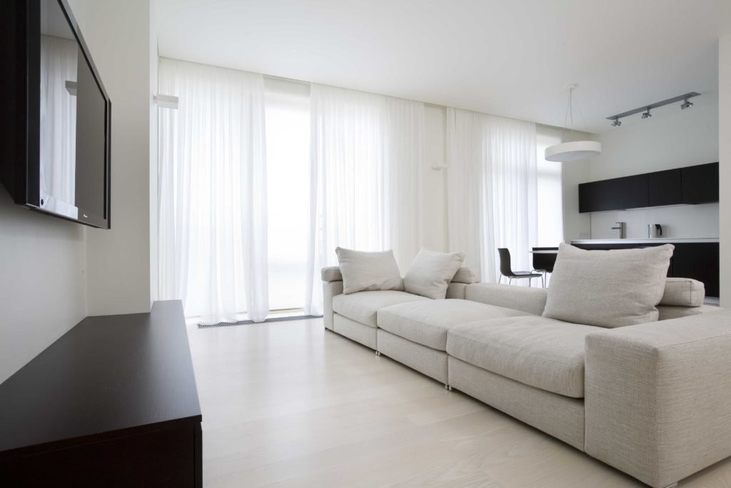 Interior living minimalist cu mobilier negru.