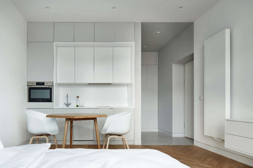 Zona de cuina de l'apartament a l'estil del minimalisme