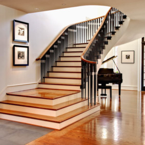 Marching stairs in the lobby of a country house