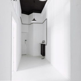 Maza koridora ar baltu grīdu dizains