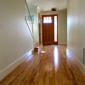 Sàn gỗ trong sảnh với cầu thang